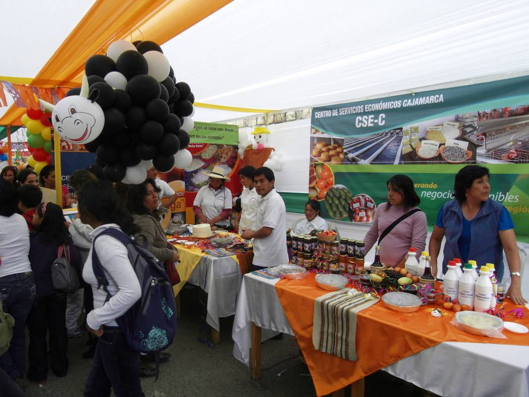 Productores de de quesos Conga, Jamón Hualgayoquino y Ecoserranita participando en Feria “Así es mi queso en Cajamarca”