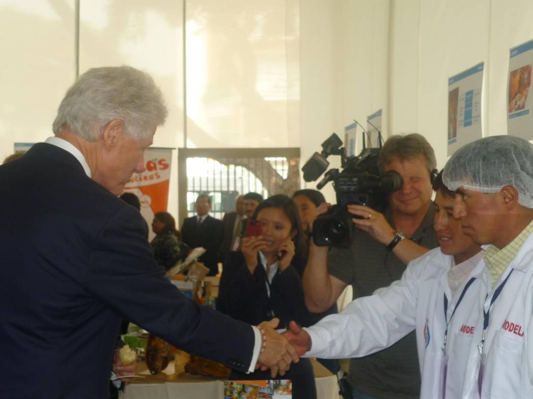 Productores de de quesos Conga presentando su producto a delegación extranjera en evento organizado por la Fundación Clinton en la ciudad de Lima
